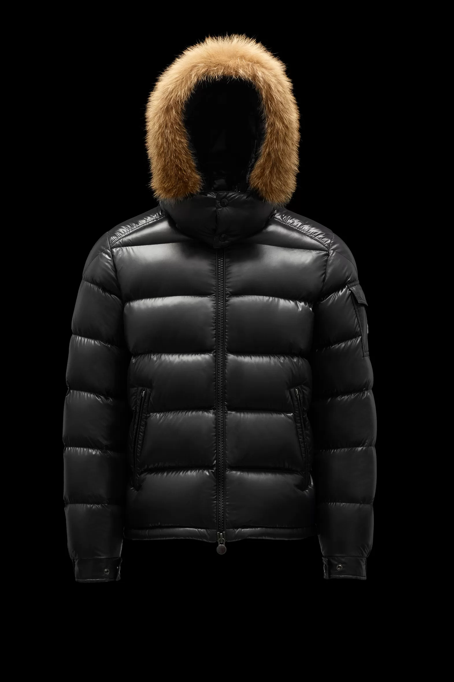 冬の定番ダウンジャケットはMONCLER (モンクレール）のアイテムが逸品